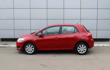 Toyota Auris 1.6  превью 5