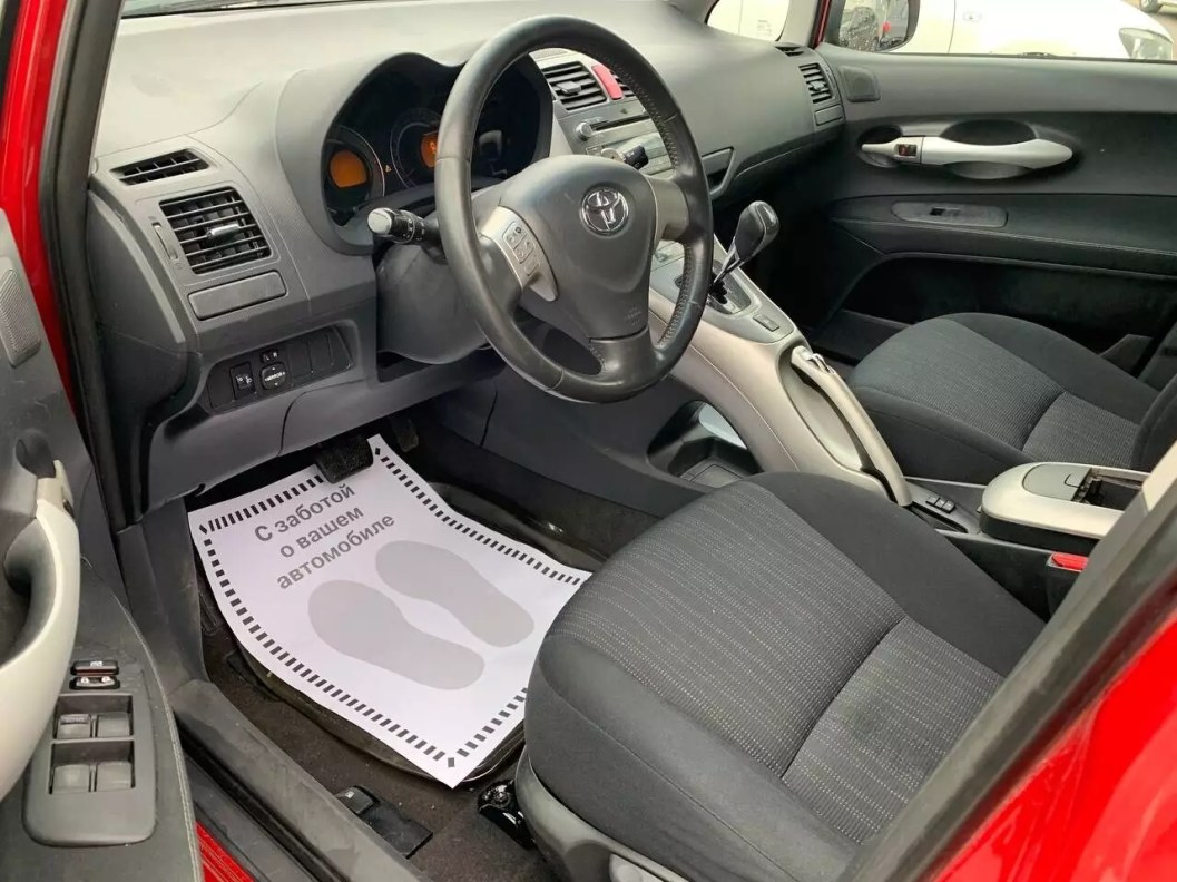 Toyota Auris 1.6  фото 9