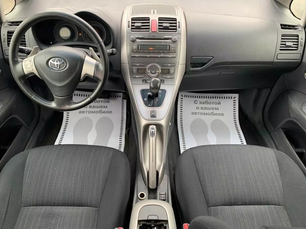 Toyota Auris 1.6  фото 10