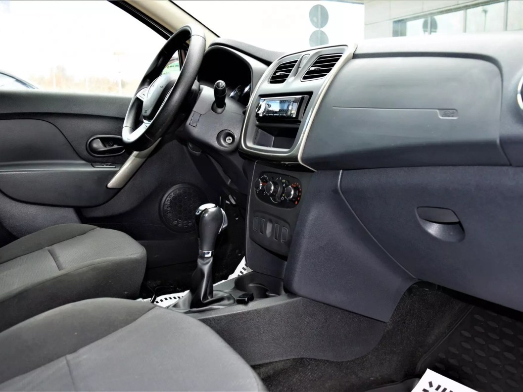 Renault Logan Life 1.6 АКПП фото 9