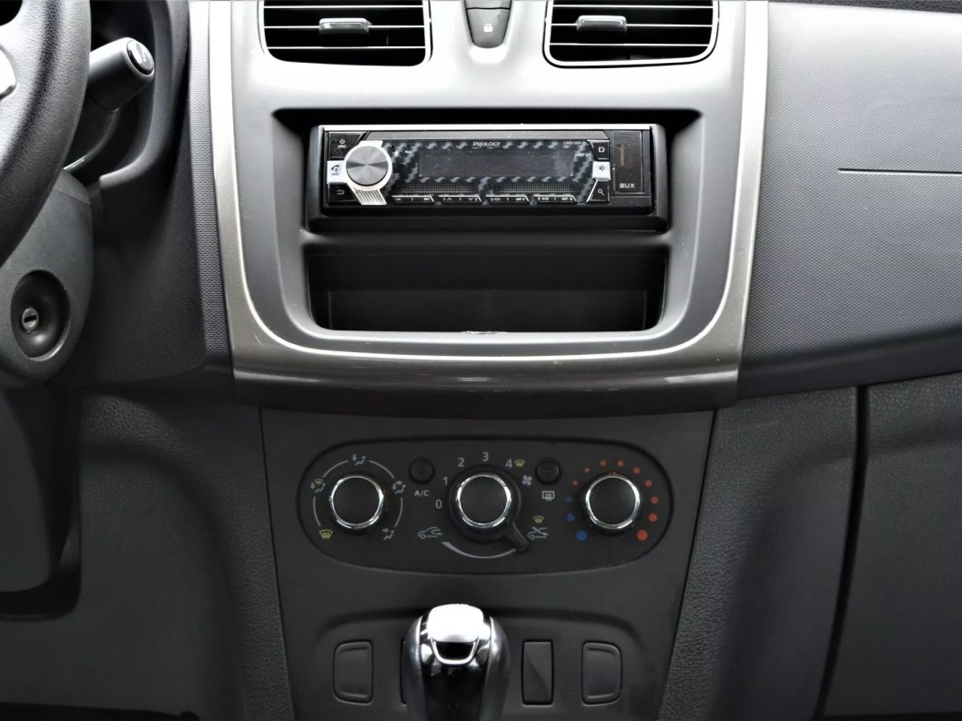 Renault Logan Life 1.6 АКПП фото 10