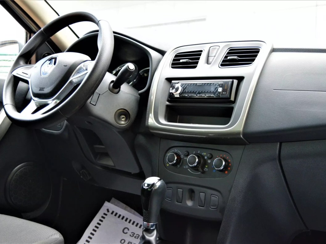 Renault Logan Life 1.6 АКПП фото 12
