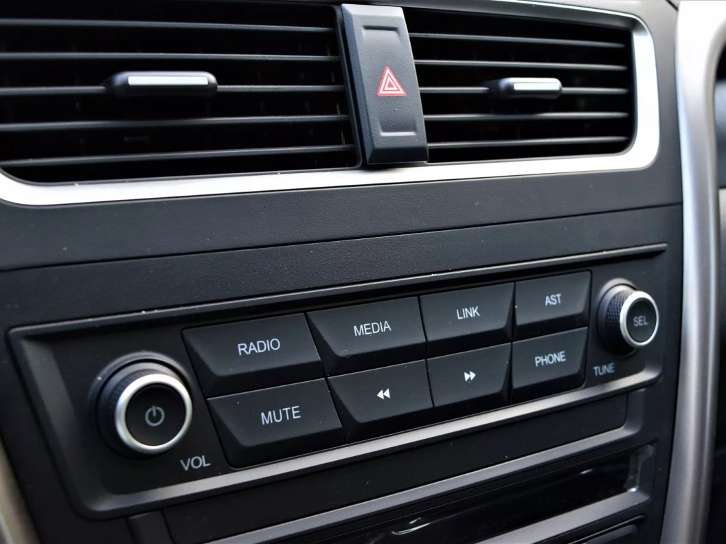 FAW Besturn X80 Luxury 2.0  фото 12