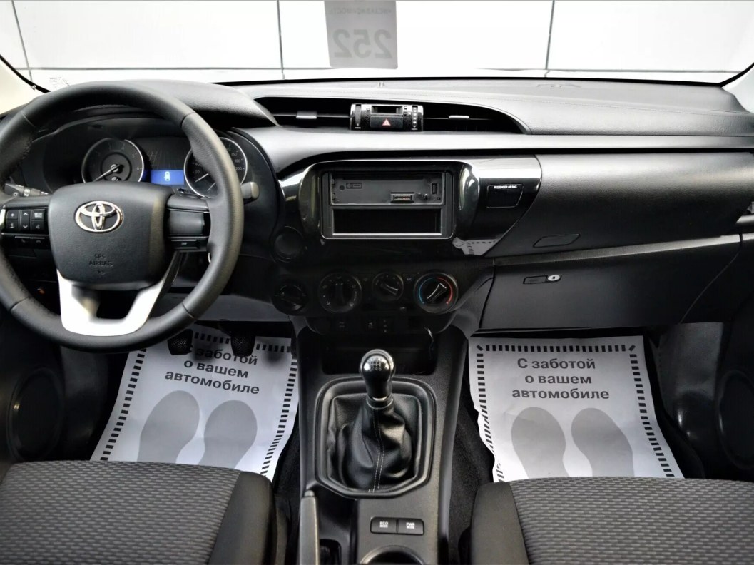 Toyota Hilux Стандарт 2.4 МКПП фото 9