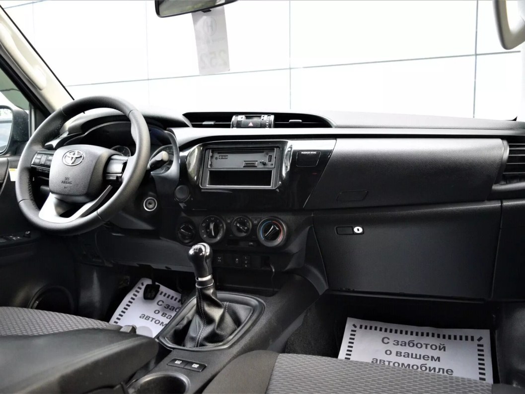 Toyota Hilux Стандарт 2.4 МКПП фото 11