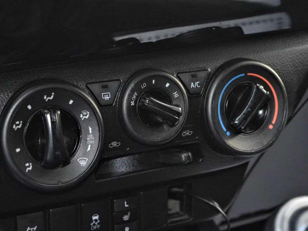Toyota Hilux Стандарт 2.4 МКПП фото 13