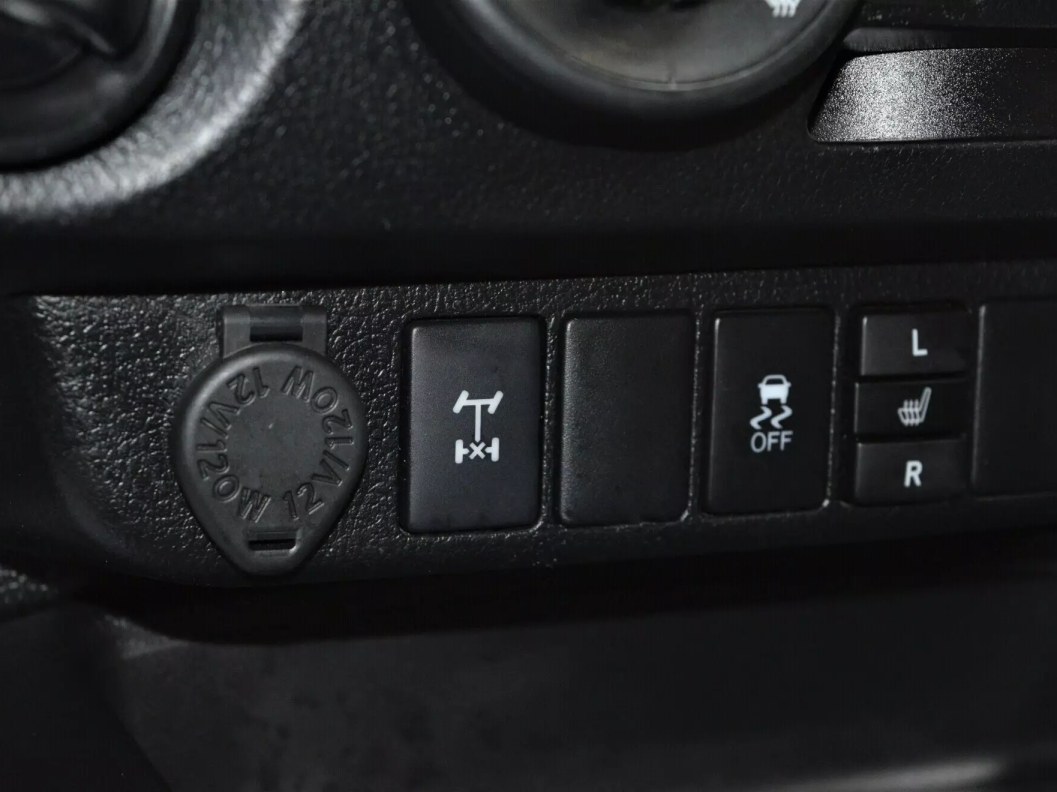 Toyota Hilux Стандарт 2.4 МКПП фото 14