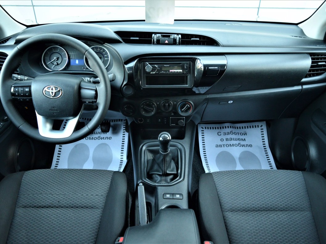 Toyota Hilux Стандарт 2.4 МКПП фото 9