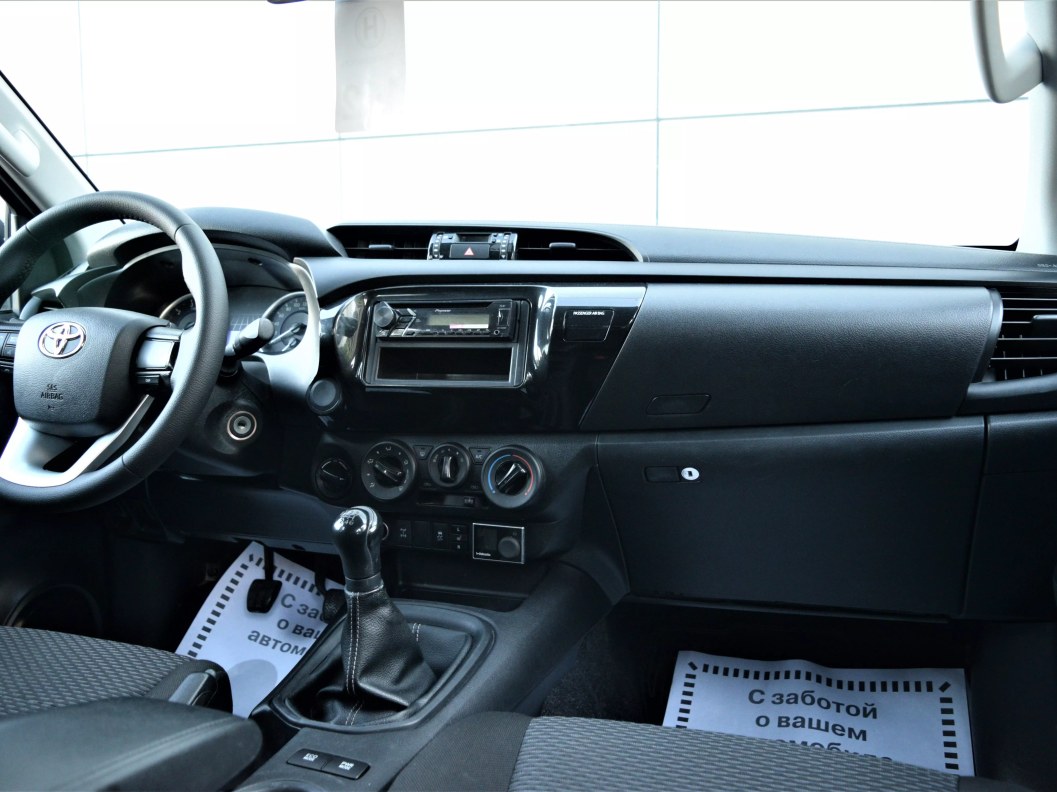 Toyota Hilux Стандарт 2.4 МКПП фото 11