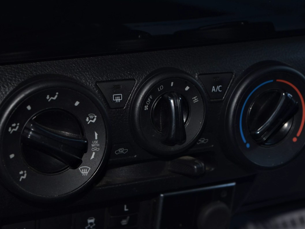 Toyota Hilux Стандарт 2.4 МКПП фото 13