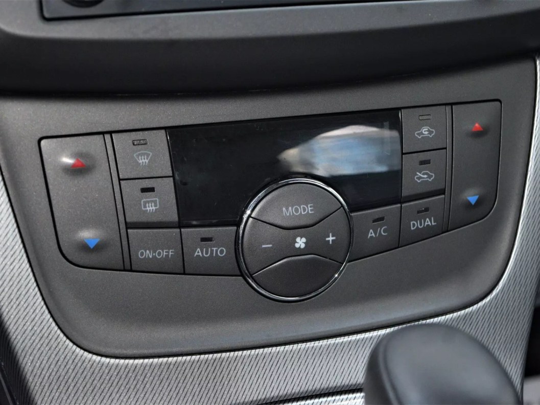 Nissan Sentra Tekna 1.6 CVT фото 17
