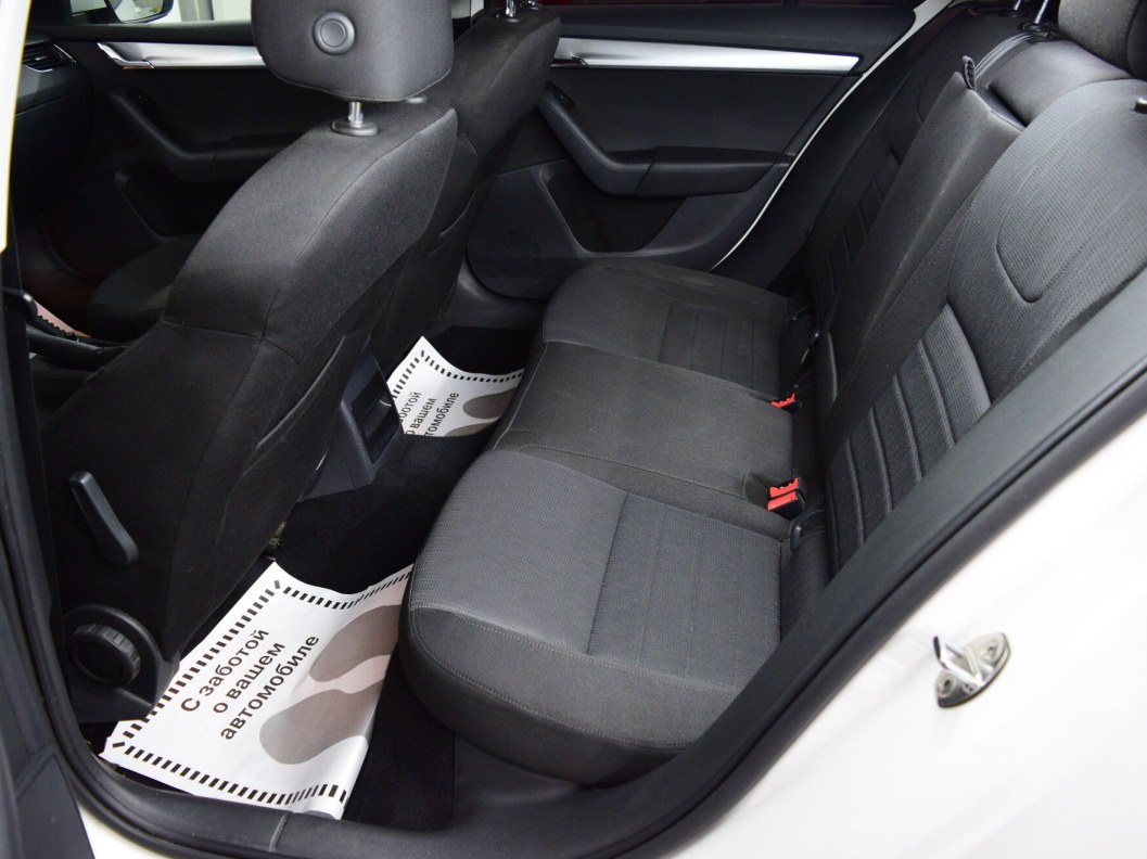 Skoda Octavia Ambition 1.8 DSG фото 13