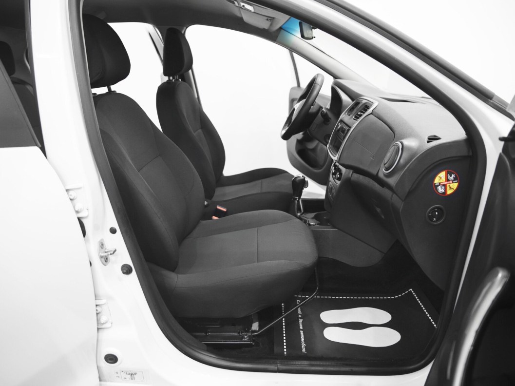 Renault Logan Life 1.6 АКПП фото 9