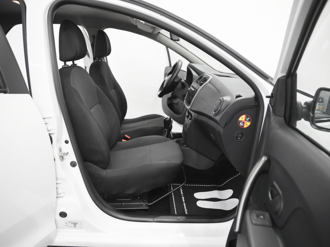 Renault Logan Life 1.6 АКПП фото 9