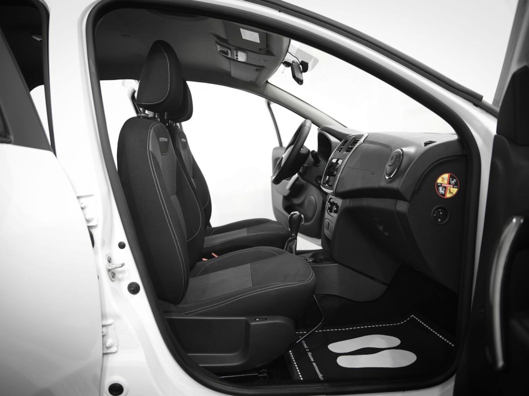 Renault Logan Life 1.6 АКПП фото 9