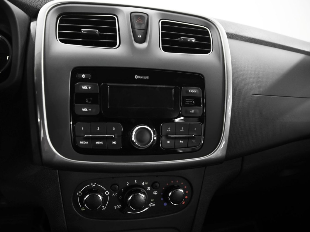 Renault Logan Life 1.6 АКПП фото 10