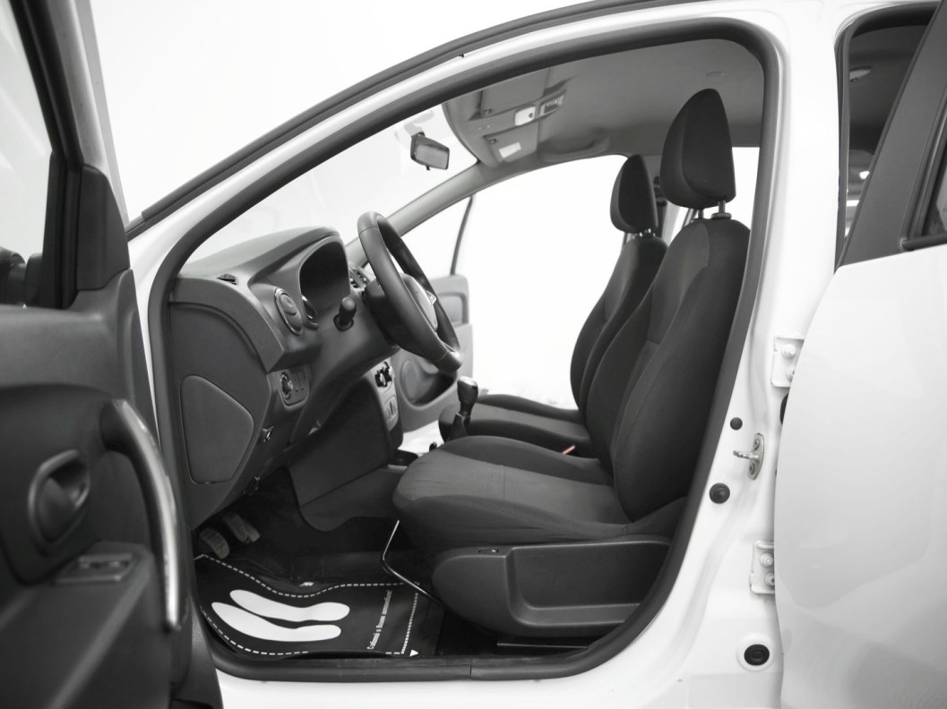 Renault Logan Life 1.6 МКПП фото 5