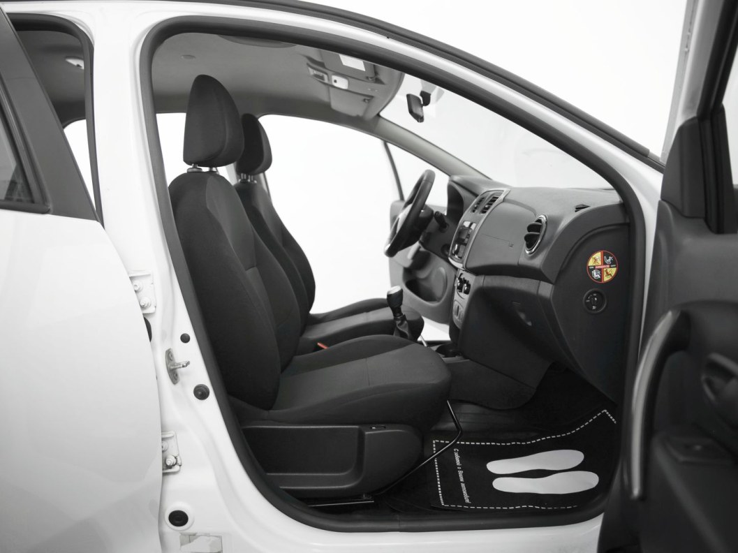 Renault Logan Life 1.6 МКПП фото 9
