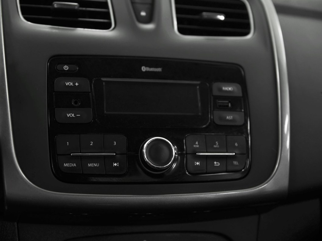Renault Logan Life 1.6 МКПП фото 13