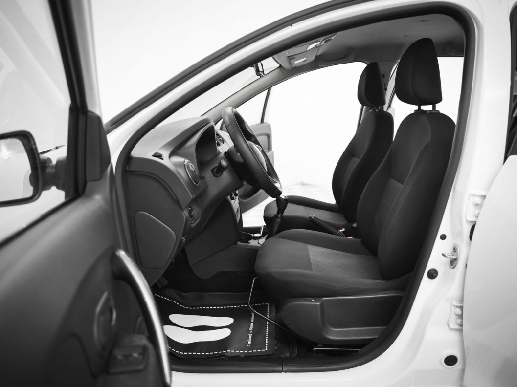 Renault Logan Drive 1.6 МКПП фото 5