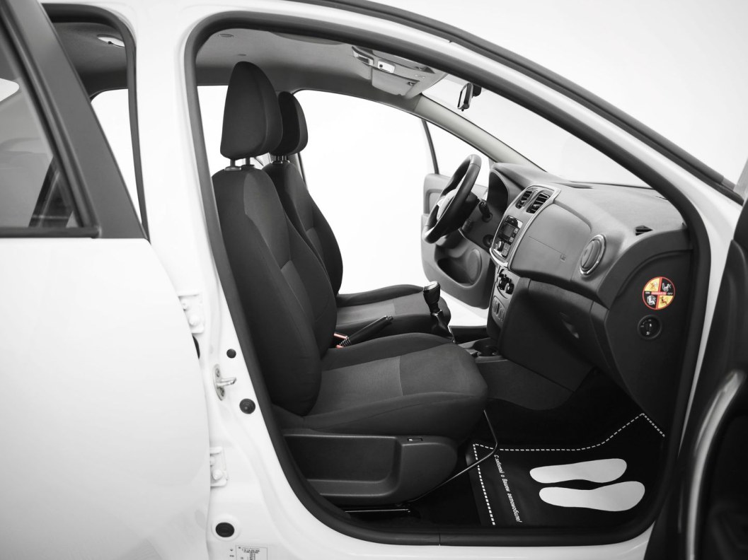 Renault Logan Drive 1.6 МКПП фото 9