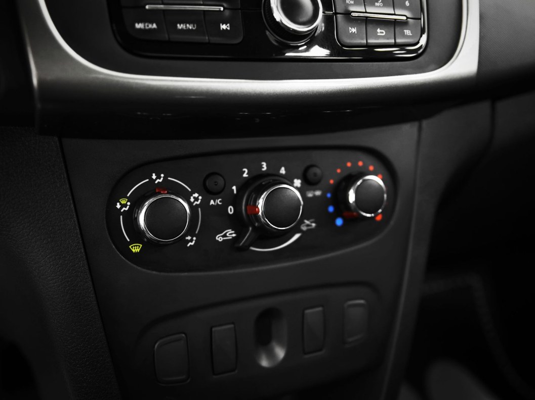 Renault Logan Drive 1.6 МКПП фото 12
