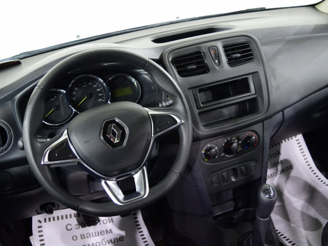Renault Logan Access 1.6 МКПП фото 9